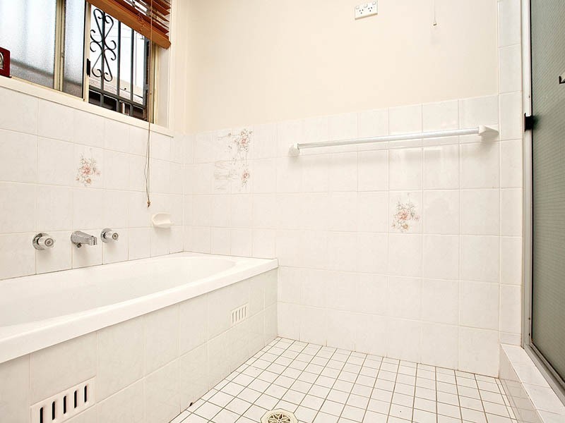 8 Arwon Avenue, Casula NSW 2170