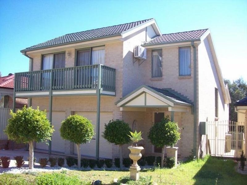 10 Lloyd Place, Casula NSW 2170