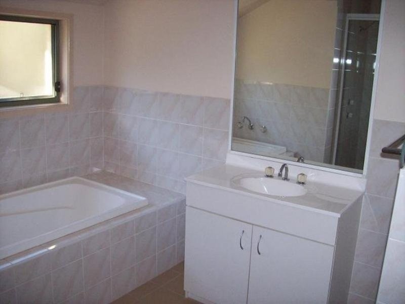 10 Lloyd Place, Casula NSW 2170