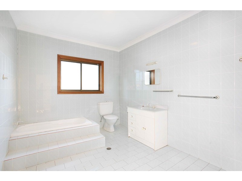 9 Sandown Close, Casula NSW 2170
