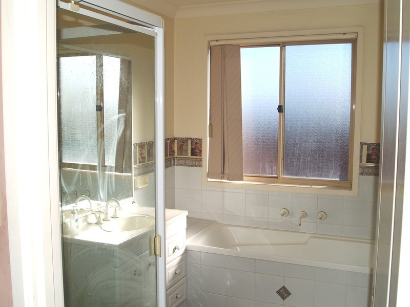 18 Chestnut Crescent, Prestons NSW 2170