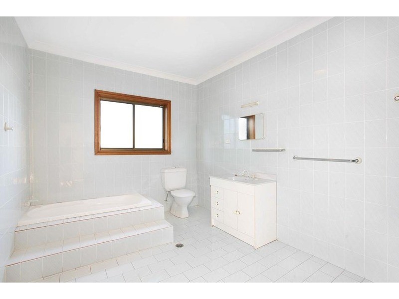 9 Sandown Close, Casula NSW 2170