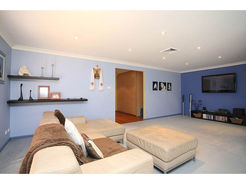 8 Fowkes   Way, West Hoxton NSW 2171