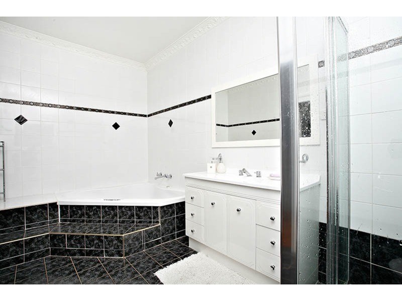 30 Chrysanthemum  Avenue, Lurnea NSW 2170