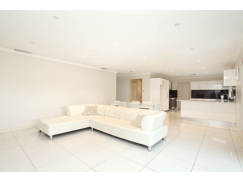 27 Fitzpatrick Crescent, Casula NSW 2170