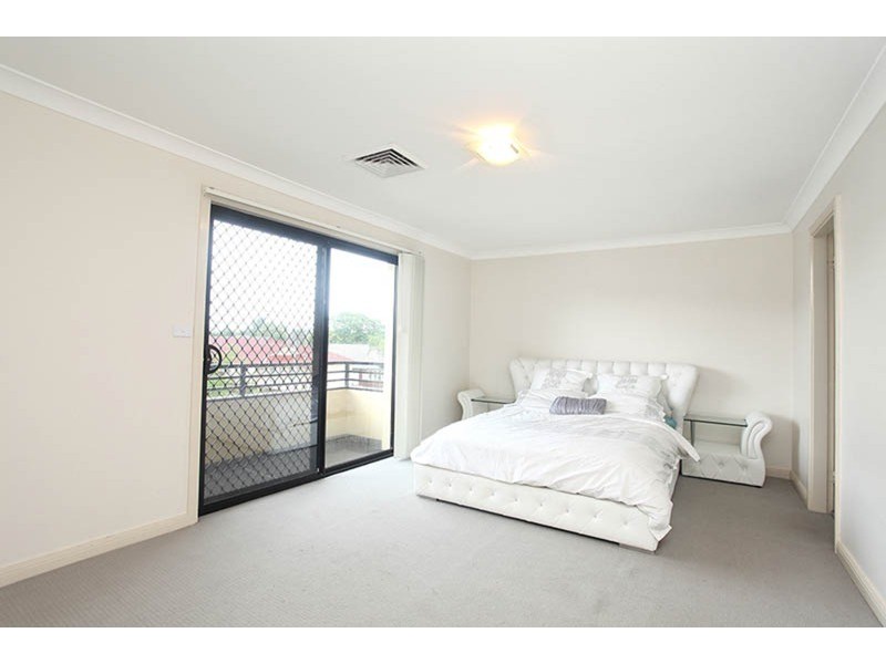 27 Fitzpatrick Crescent, Casula NSW 2170