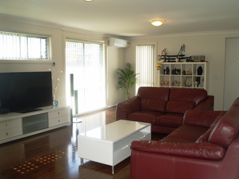 8 Grenada Grove, Glenfield NSW 2167