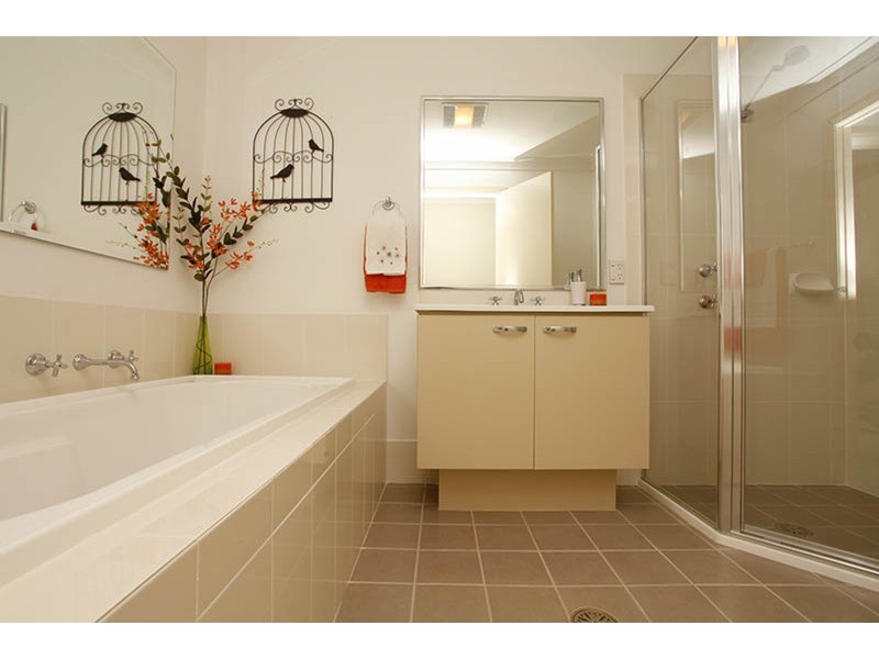 21 Hillsborough Crescent, Glenfield NSW 2167