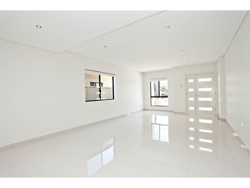 28b Chrysanthemum Avenue, Lurnea NSW 2170