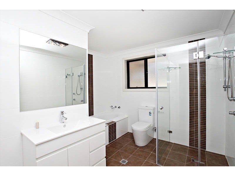 28b Chrysanthemum Avenue, Lurnea NSW 2170