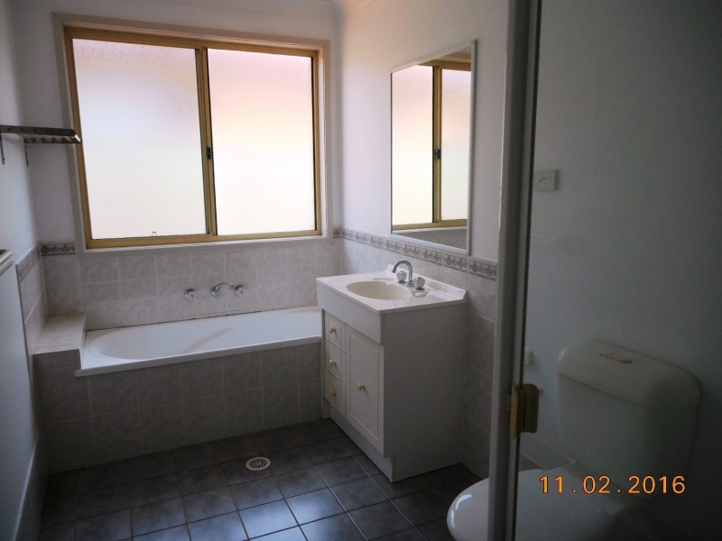 8 Maple Road, Casula NSW 2170