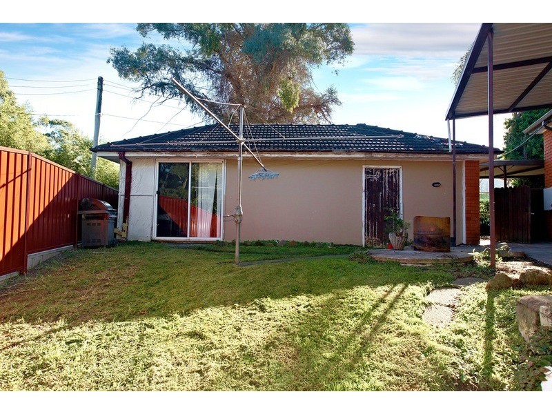 18 Dunmore Crescent, Casula NSW 2170