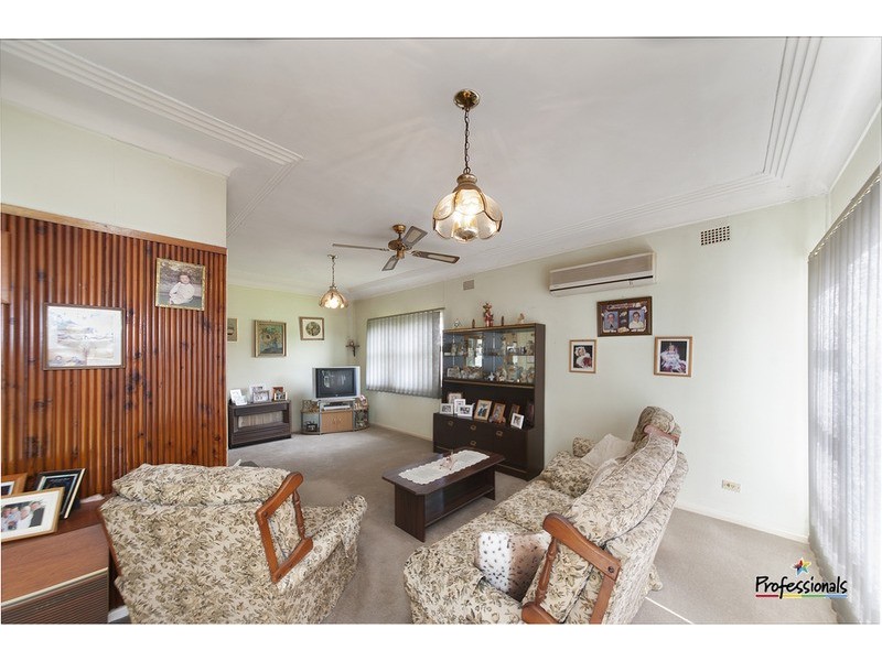 42 Holland  Crescent, Casula NSW 2170