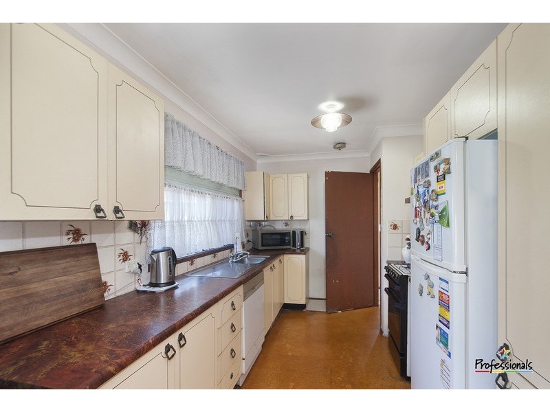 6 Robinson Close, Lurnea NSW 2170