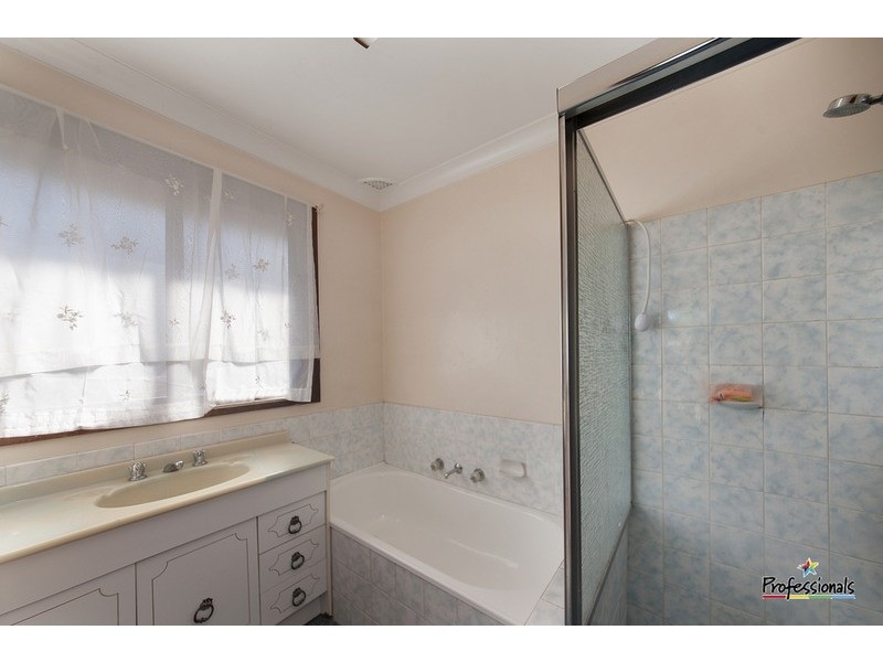 6 Robinson Close, Lurnea NSW 2170