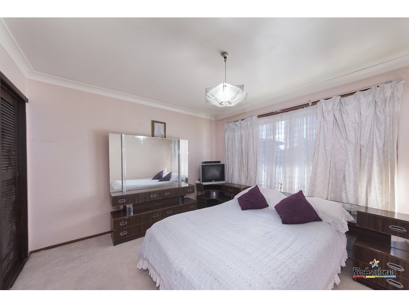 6 Robinson Close, Lurnea NSW 2170