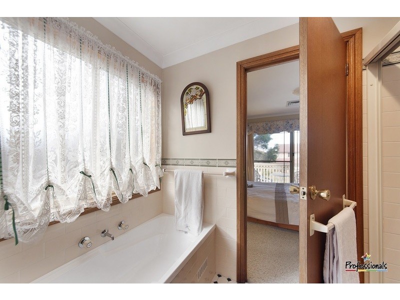 8B Doomben Close, Casula NSW 2170