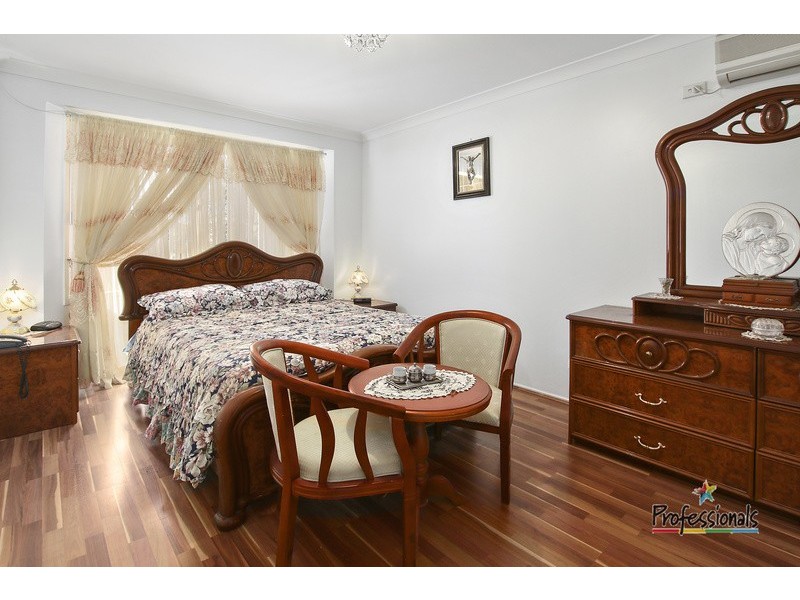 8 Whiteley Close, Casula NSW 2170