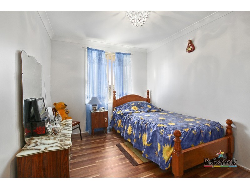 8 Whiteley Close, Casula NSW 2170