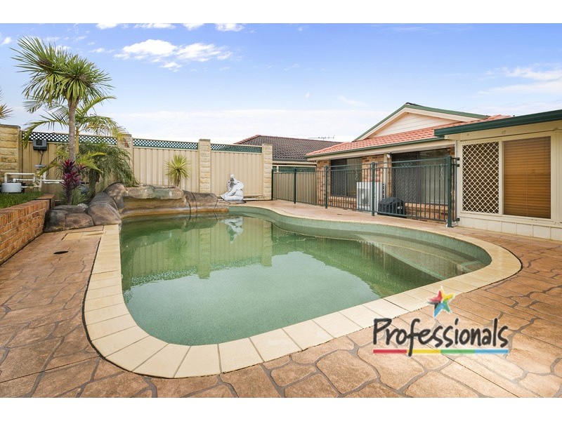 2 Clune Close, Casula NSW 2170