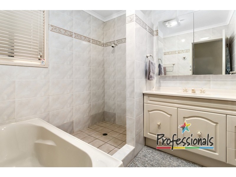 8 Grose Avenue, Lurnea NSW 2170