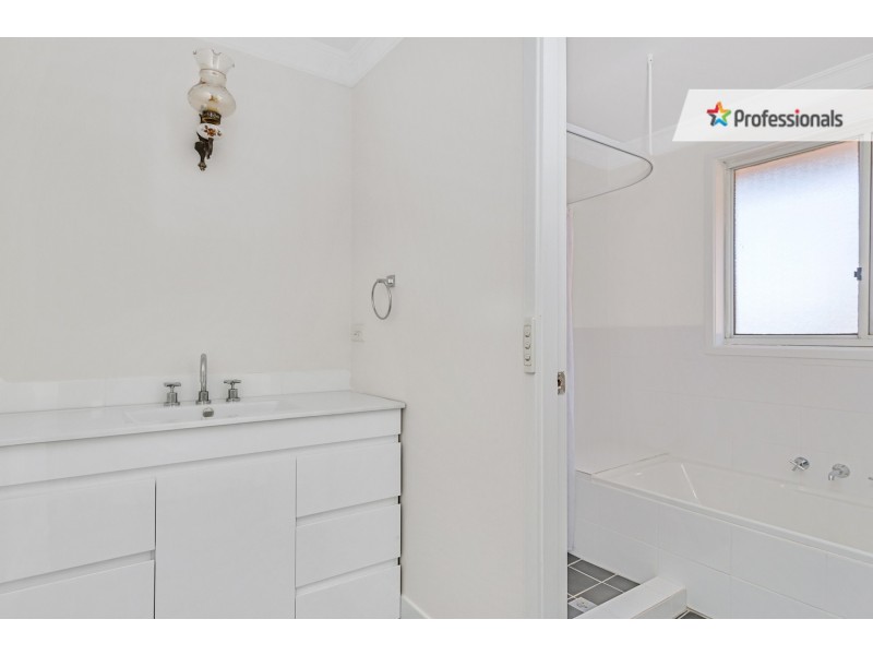 42 Grevillea Crescent, Prestons NSW 2170