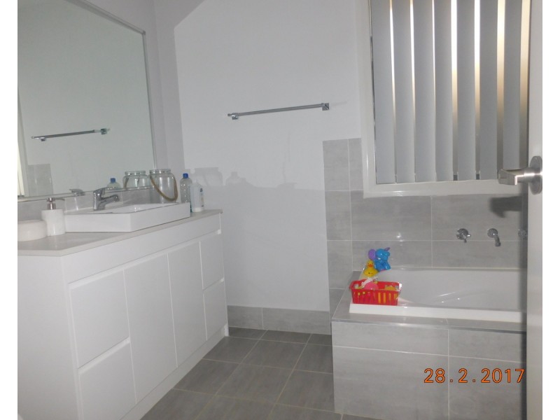 54 Nineteenth Avenue, West Hoxton NSW 2171