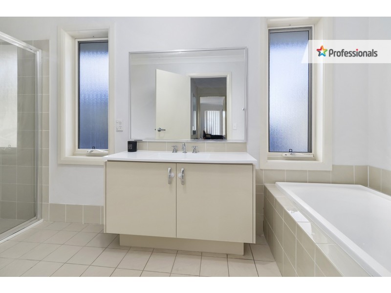 4 Northampton Drive, Glenfield NSW 2167