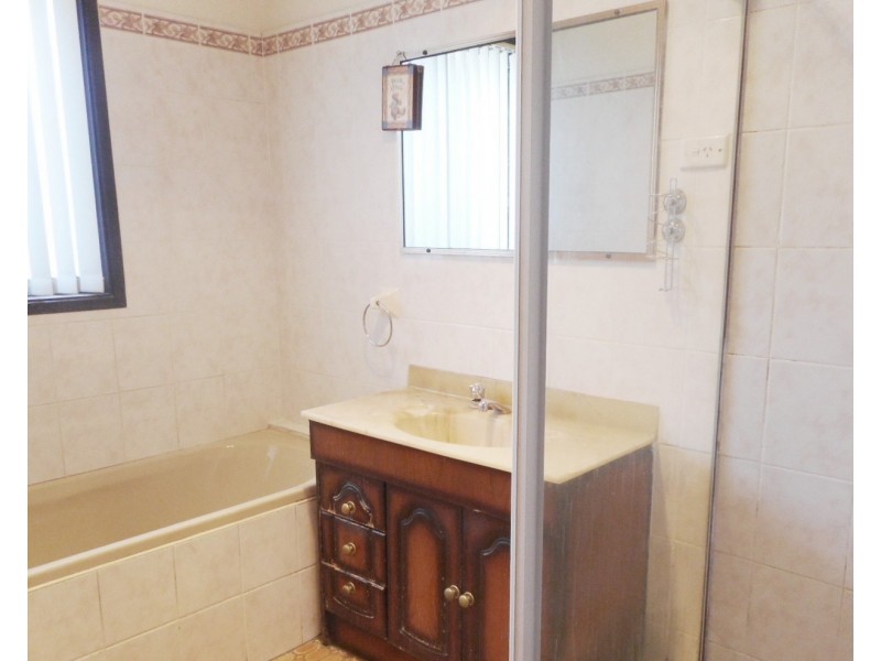 8 Simone Crescent, Casula NSW 2170