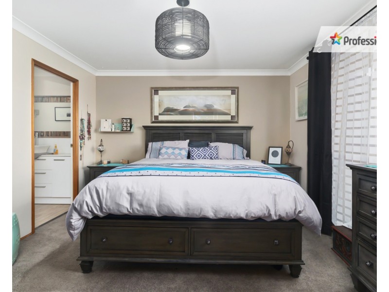 4 Thirroul Circuit, Prestons NSW 2170