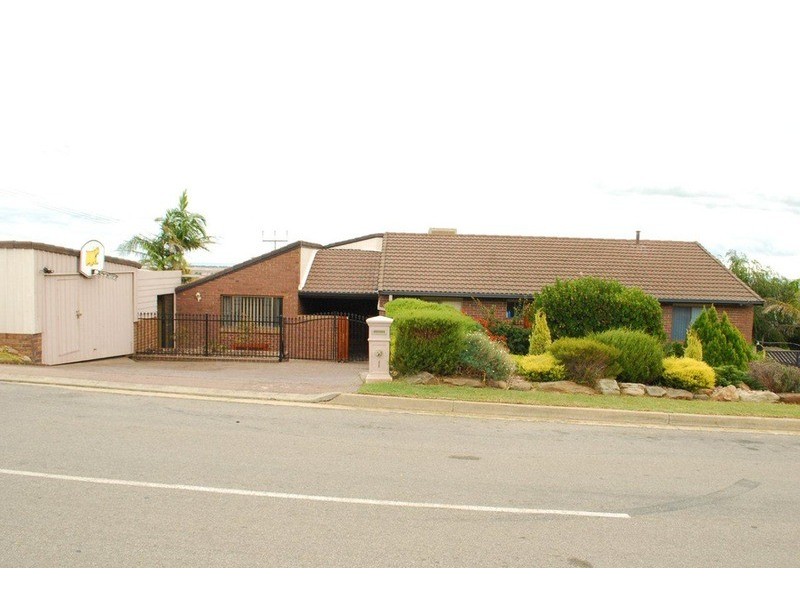 1 Clarke Crescent, Huntfield Heights SA 5163