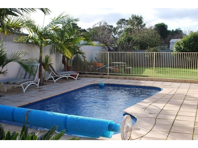 1 Hyacinth Crescent, Christie Downs SA 5164