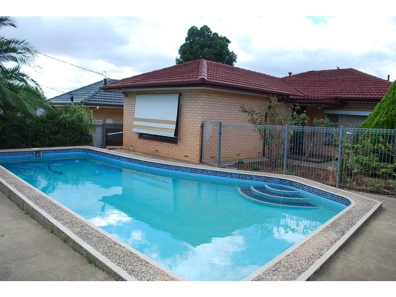 16 Carbenet Drive, Hackham SA 5163