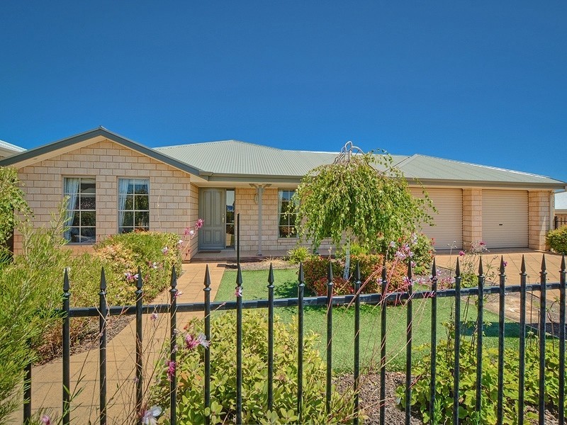 8 Esperance Boulevard, Seaford Rise SA 5169