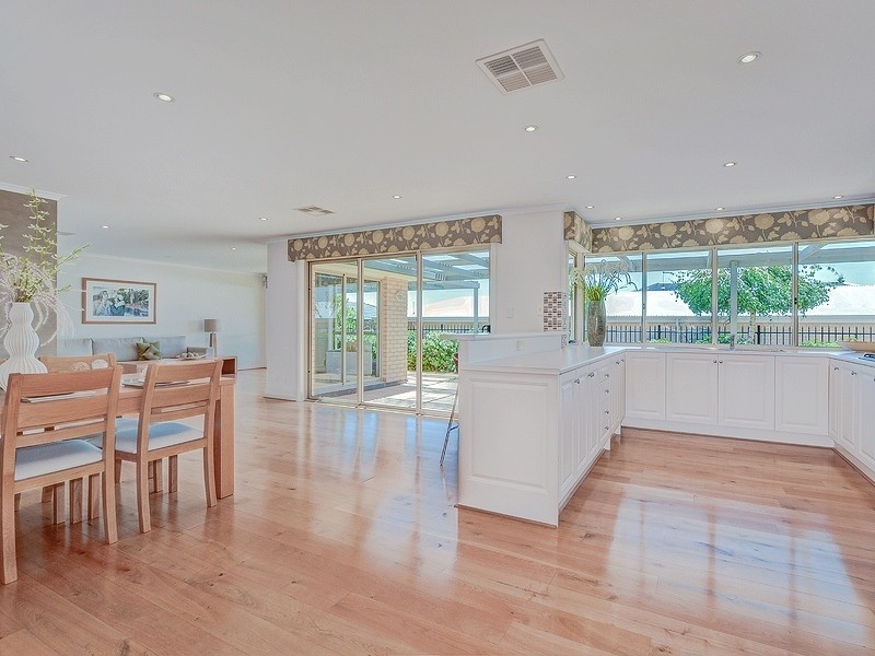 8 Esperance Boulevard, Seaford Rise SA 5169