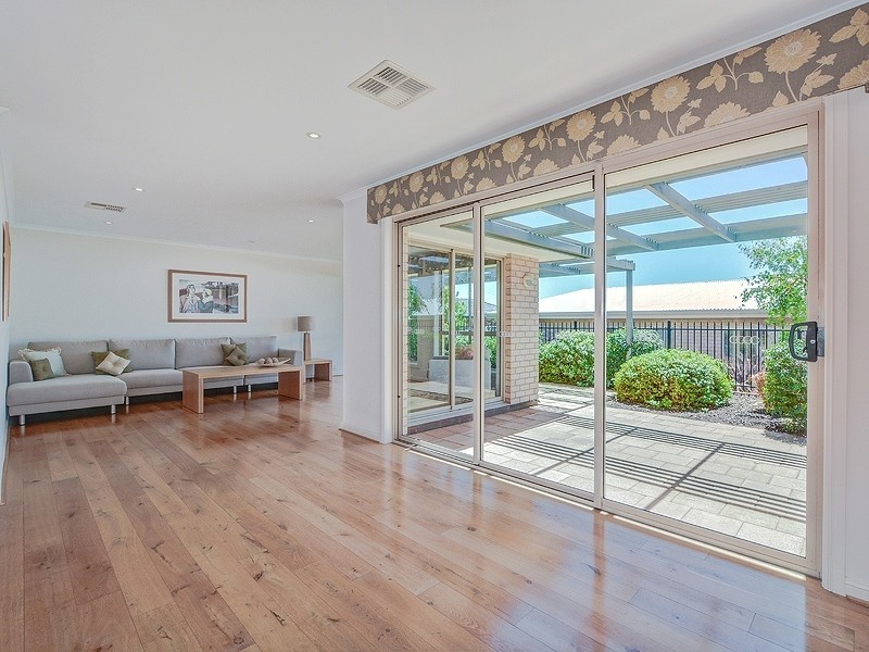 8 Esperance Boulevard, Seaford Rise SA 5169