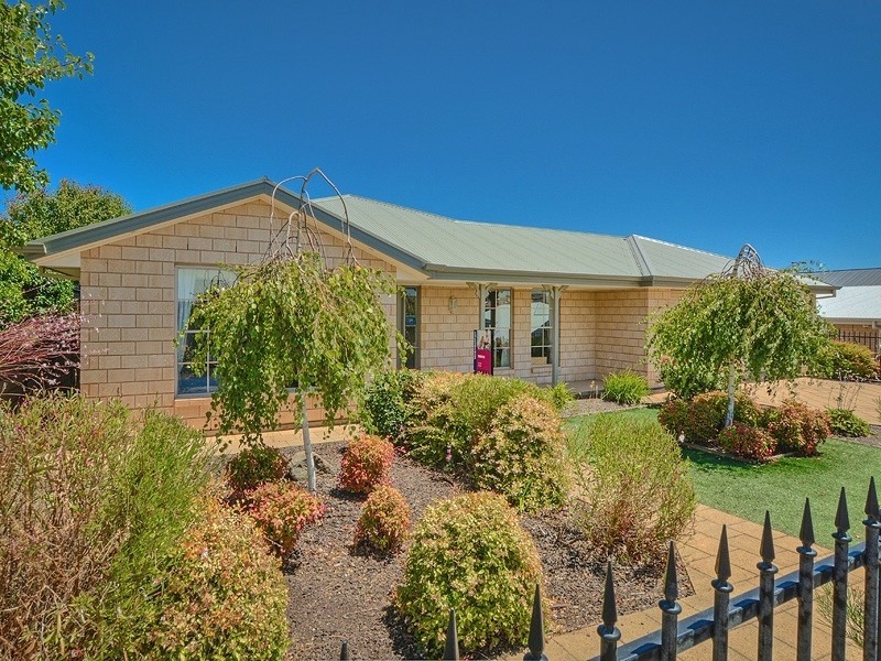 8 Esperance Boulevard, Seaford Rise SA 5169