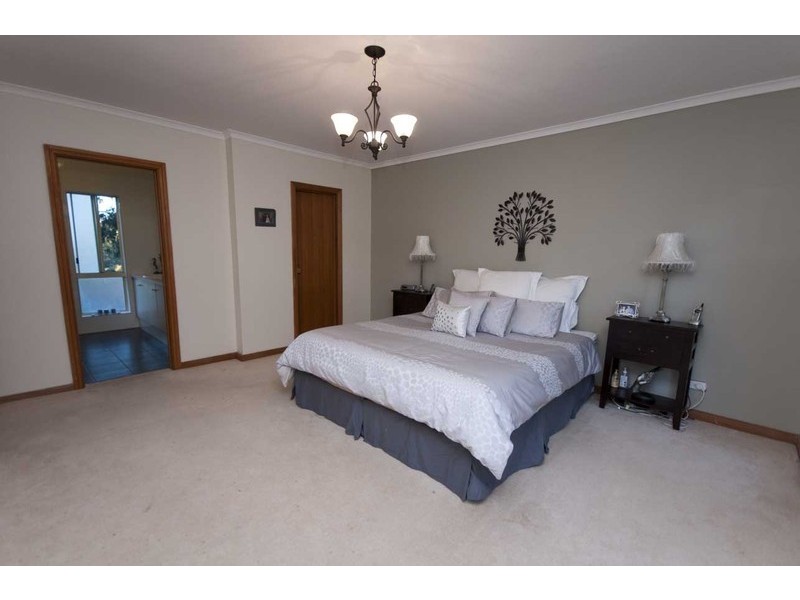 15 Shannon Crescent, Coromandel Valley SA 5051