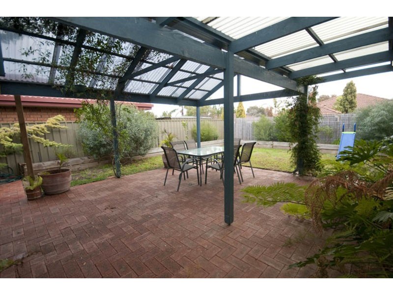 15 Hendrix Crescent, Woodcroft SA 5162