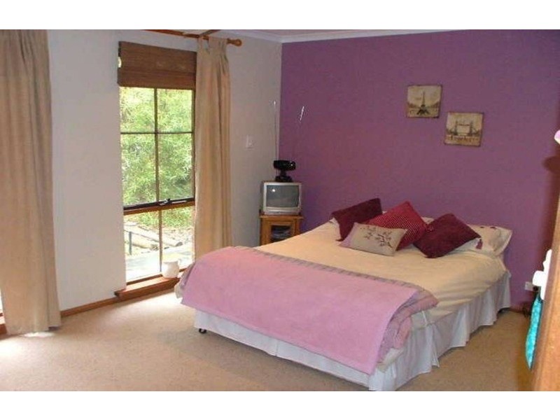 8 Thomas Drive, Happy Valley SA 5159
