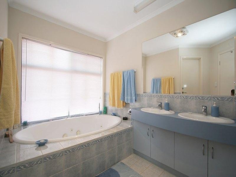 27 Shearwater Drive, Mawson Lakes SA 5095