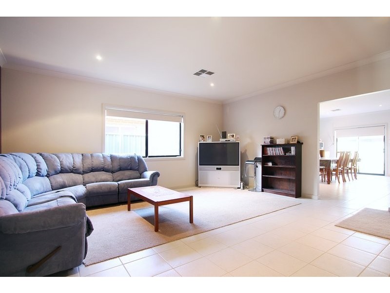 8 Brimpton Avenue, Mawson Lakes SA 5095