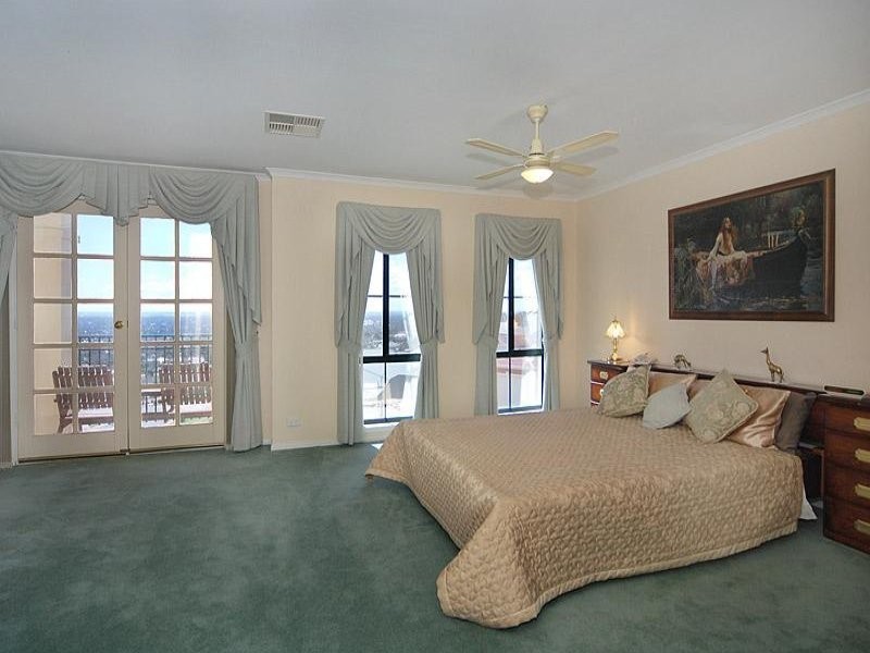18 Parkside Drive, Gulfview Heights SA 5096
