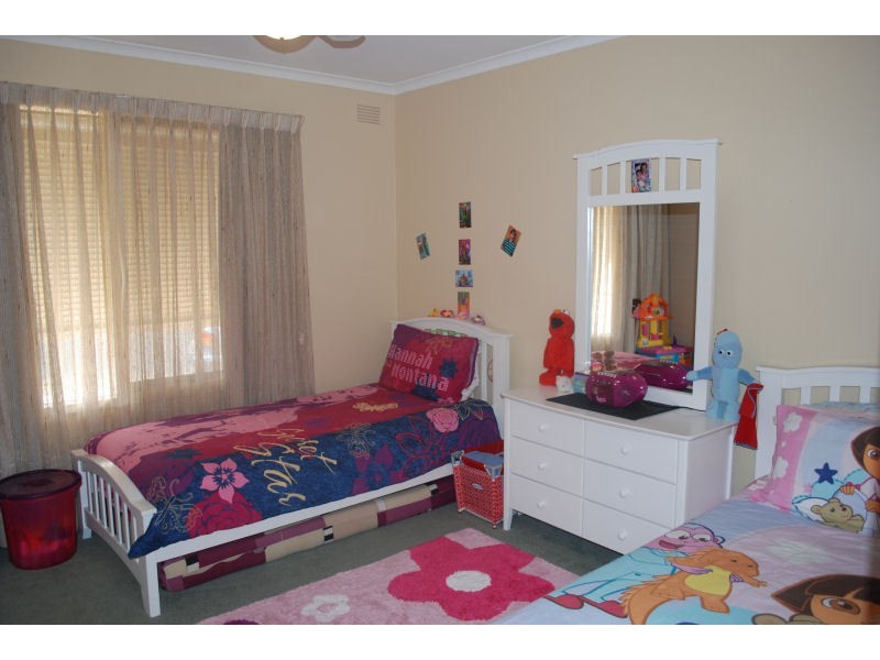 11 Sturt Road, Valley View SA 5093