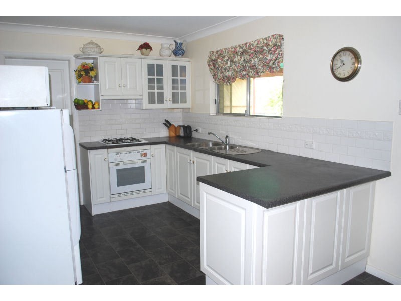 11 Flinders Drive, Valley View SA 5093