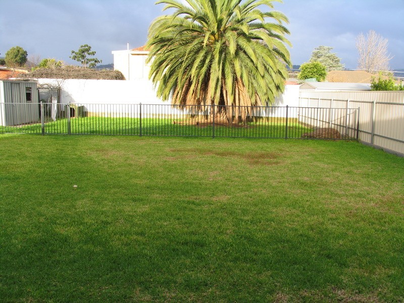 10 Moore Crescent, Campbelltown SA 5074