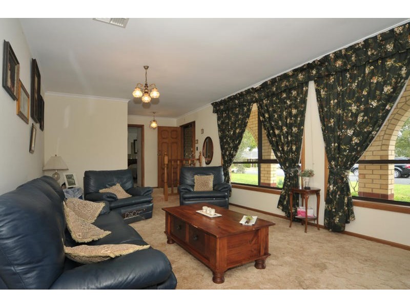14 Robertson Crescent, Redwood Park SA 5097