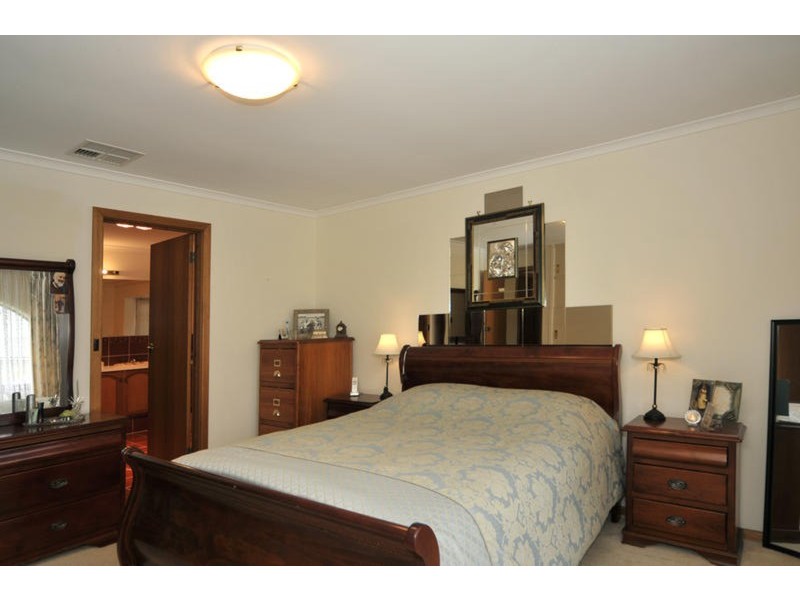 14 Robertson Crescent, Redwood Park SA 5097