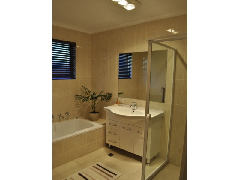 18 Hinkler Crescent, Modbury Heights SA 5092