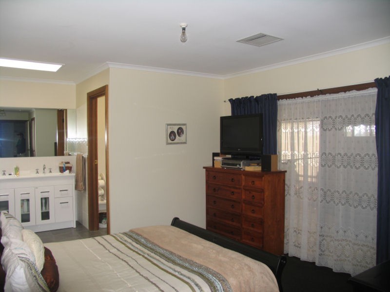 8 Blaxland Avenue, Wynn Vale SA 5127